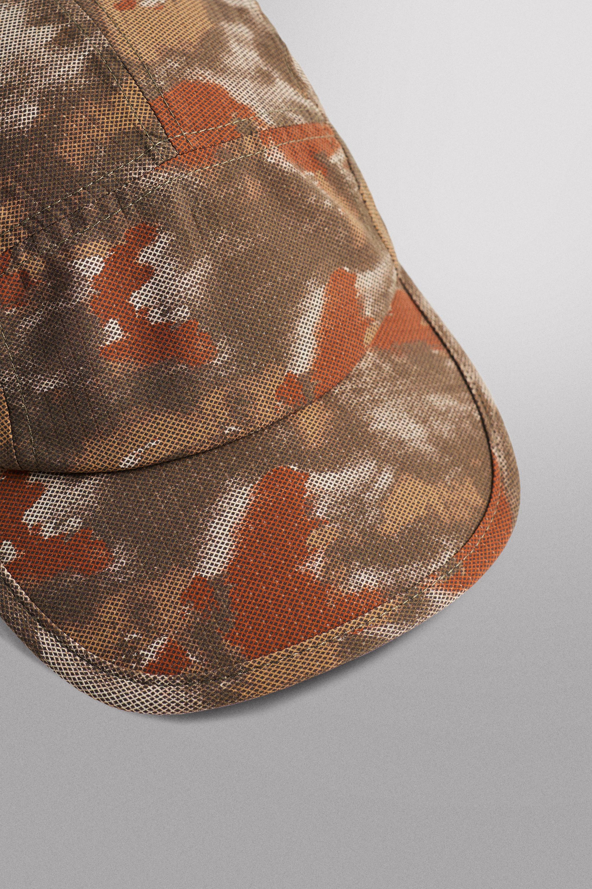 CASQUETTE TECHNIQUE LÉGÈRE À IMPRIMÉ ABSTRAIT